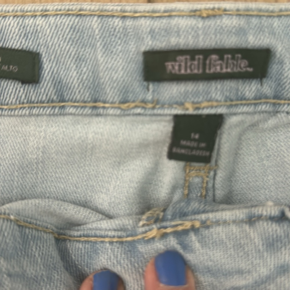 WILD FABLE Relaxed Fit Distressed Light Wash Jeans - Picture 2 of 5